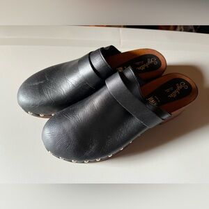 Seychelles Black leather Loud Clear clogs